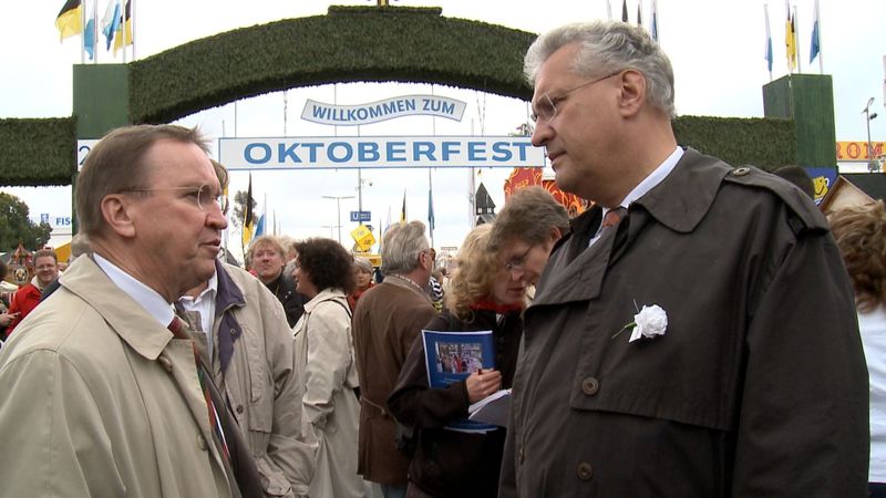 Investigativ-Journalist Ulrich Chaussy (links) befragt den Bayerischen Innenminister Joachim Herrmann am Jahrestag des Oktoberfest-Attentats 2010.
