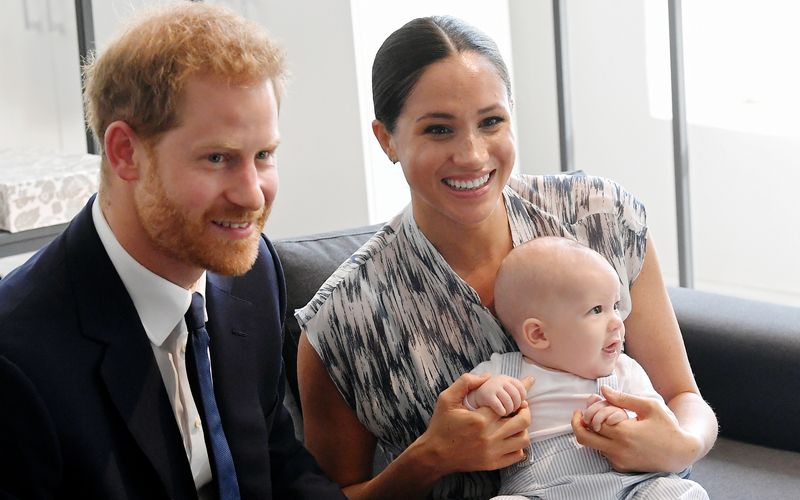 Am 6. Mai 2019 war es so weit: Prinz Harry und Herzogin Meghan wurden Eltern eines kleinen Jungen. Zwei Tage später verrieten sie auch endlich seinen Namen: Archie Harrison - eine unkonventionelle Wahl. Die Galerie verrät: Das steckt hinter den Namen der kleinen Prinzen und Prinzessinnen Großbritanniens, Schwedens und Spaniens. 
