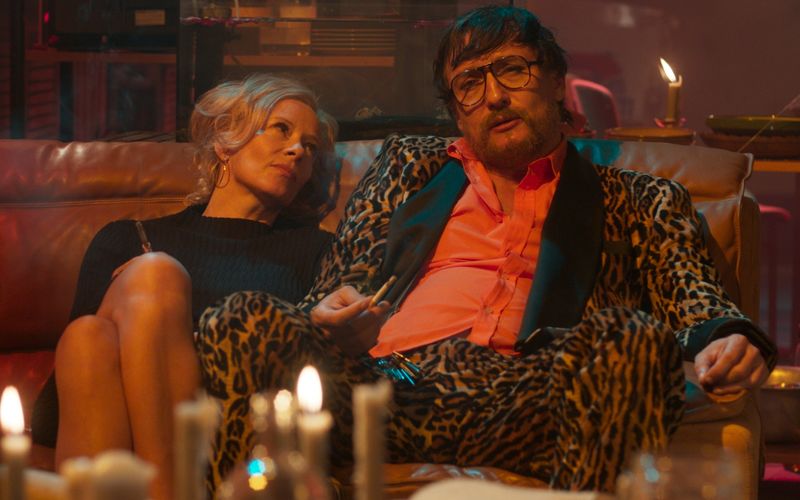 Hätten Sie ihn erkannt? Für seine Rolle als Rainer Werner Fassbinder im Bipoic "Enfant Terrible" (2020) nahm Oliver Masucci (Bild, mit Katja Riemann) ganze 25 Kilo zu. Um das zu schaffen, griff er auf eine eigenwillige Diät zurück ...