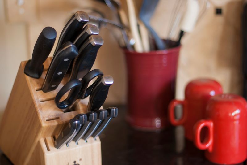 Eines der wohl wichtigsten Küchengeräte überhaupt ist das Messer: Egal, ob Sie Gemüse, Obst oder Fleisch zubereiten - nahezu alle Zutaten müssen in mundgerechte Stücke geschnitten werden. Doch statt ein einzelnes Messer zu kaufen, investieren Sie lieber in einen Messerblock: Denn Messer ist nicht gleich Messer ...