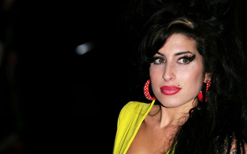 Wer hat oder hatte die schönste, die beste, die ausdrucksstärkste Stimme der Popmusik? Darüber kann man sicher trefflich streiten. Amy Winehouse ist eine von vielen, die diesen Titel verdienen würden. Die 2011 verstorbene Ausnahmesängerin eröffnet unsere - hemmungslos subjektive - Galerie mit den größten Stimmen der Popmusikgeschichte ...