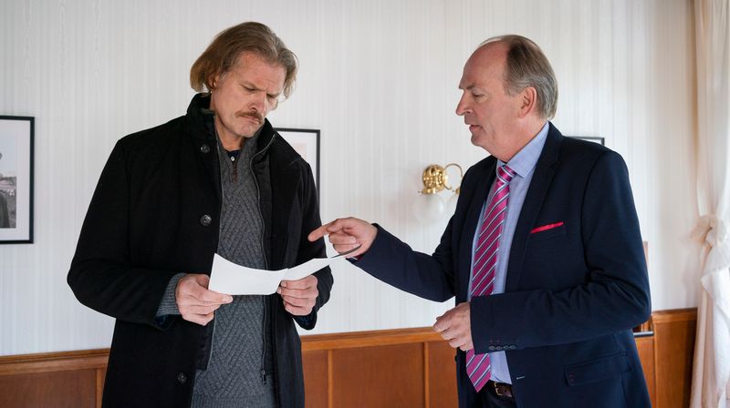 Der enttäuschte Investor Dr. Bruns (Herbert Knaup, rechts) setzt Boris Kunze (Götz Otto) auf das Betrügerpärchen an.