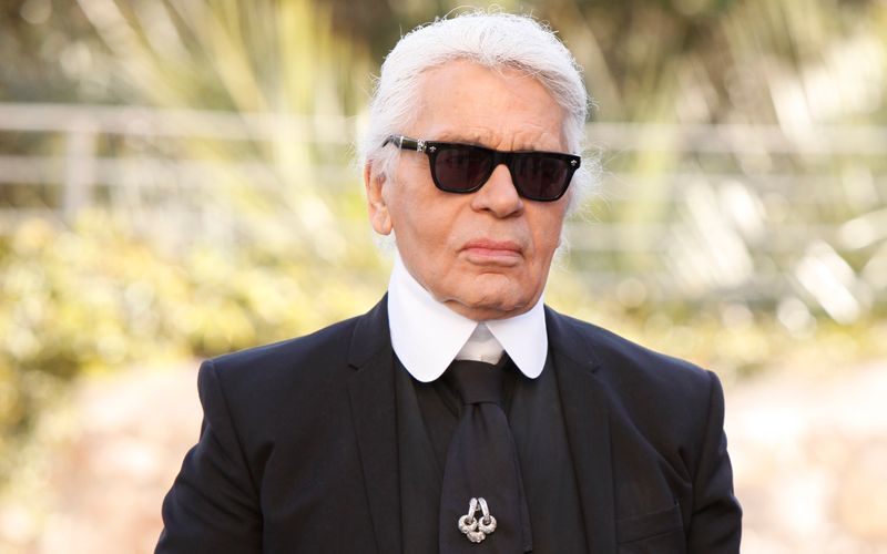 Karl Lagerfeld war ein Mann der Oberflächen. Die Mode-Ikone blieb ihrem ikonischen Look mit weißem Zopf und Sonnenbrille lange treu. 