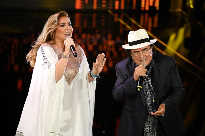Natürlich kann hierzulande fast jeder "Felicità" (oder zumindest das Wort selbst) mitsingen, trotz weiterer großer Hits wie "Sharazan" und "Sempre sempre" landen Al Bano & Romina Power hier aber nur auf den hinteren Plätzen. In ihrer Karriere soll das Ex-Ehepaar, das seit 2013 wieder gemeinsam auftritt, geschätzt "nur" etwa fünf Millionen Tonträger verkauft haben.