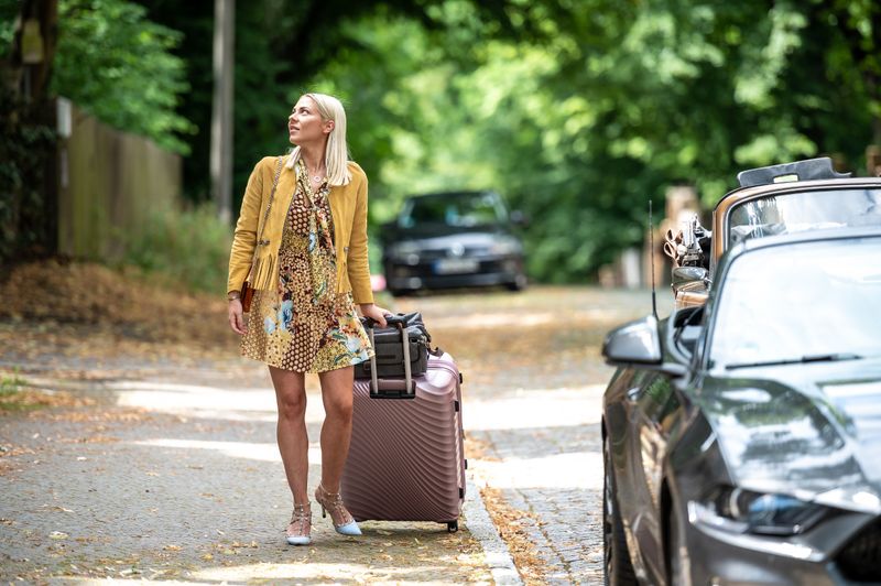 Sunny (Valentina Pahde) verabschiedet sich vom "Gute Zeiten, schlechte Zeiten"-Kiez und geht für eine Fotografie-Masterclass nach München.