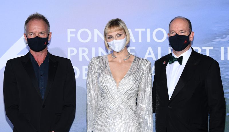 Preisträger und Gastgeber mit Maske: Sting (links) wurde von Fürst Albert von Monaco (rechts) ausgezeichnet.