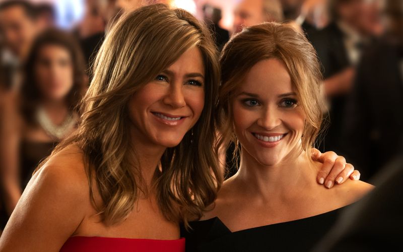 2019 veröffentlichte Apple mit "The Morning Show" eine der ersten Eigenproduktionen für seinen Streaming-Dienst Apple TV +.  Die Serie mit Jennifer Aniston (links) und Reese Witherspoon in den Hauptrollen wurde zu einem Hit - und damit zu einem Dauerbrenner auf der Plattform. Ab 17. September erscheint bereits die vierte Staffel der Mediensatire. Aus diesem Anlass zeigen wir weitere Apple-Serien, die Streaming-Fans kennen sollten. 
