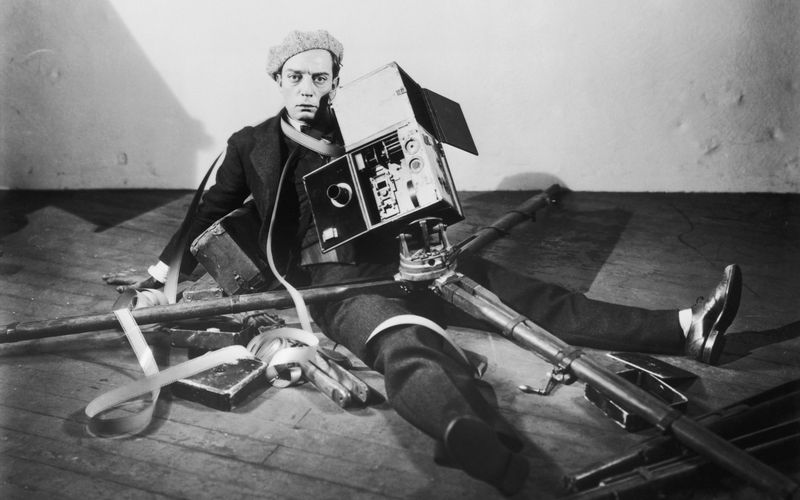 Vor 135 Jahren wurde Buster Keaton, einer der größten Stummfilmstars, geboren. Mit "The Cameraman" gelang ihm 1928 einer seiner größten Erfolge.