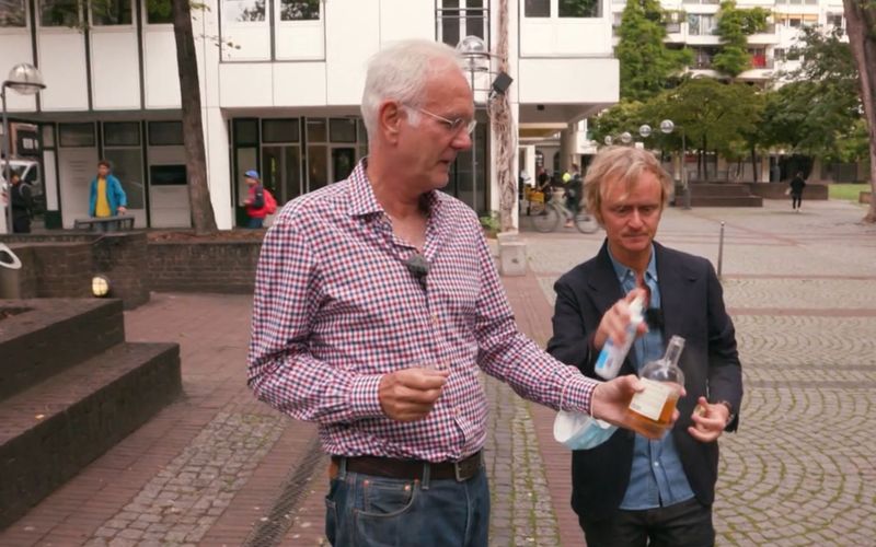 Hygiene muss sein in Zeiten der Pandemie: Harald Schmidt (links) und Pierre M. Krause desinfizieren eine Schapsflasche, die gerade eine Passantin an den Lippen hatte.