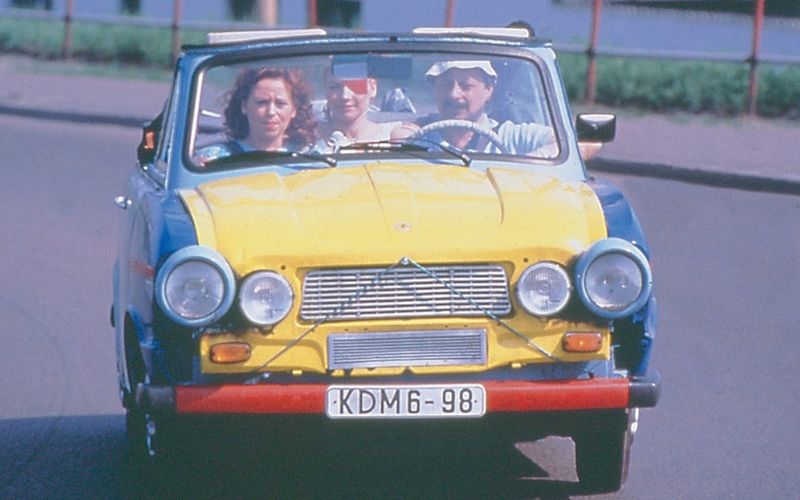 Auf nach Italien! Im Wiedervereinigungssommer bricht Familie Struutz aus Bitterfeld gen Süden auf. Doch die Fahrt nach Neapel im eigenen Trabi entpuppt sich als Abenteuer voller Hindernisse. "Go Trabi Go" (1991, Samstag, 16. Mai, 20.15 Uhr, Super RTL), eine der ersten Wende-Komödien, lockte nicht nur Hunderttausende in Ost und West in die Kinos, sondern machte auch Hauptdarsteller Wolfgang Stumph zum Star. Für uns einer der lustigsten Komödien der 90er.