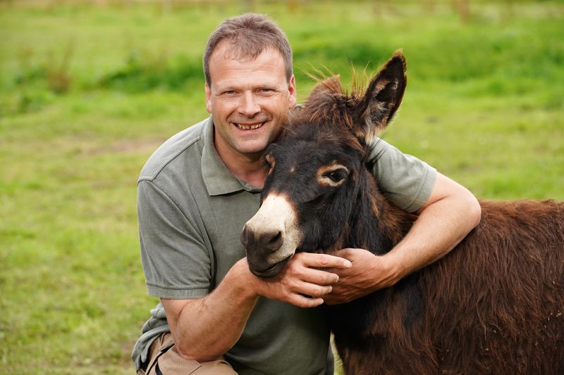 Zum 16. Mal sind die Bauern der RTL-Kuppelshow "Bauer sucht Frau" (ab Montag, 26. Oktober, 20.15 Uhr) wieder auf der Suche nach einer Partnerin. Moderatorin Inka Bause führt erneut durch die neunteilige Sendung. Mit dabei ist neben Bauern wie Rinderzüchter Andy (Bild) auch eine Frau: Bio-Bäuerin und Pferdewirtin Denise.