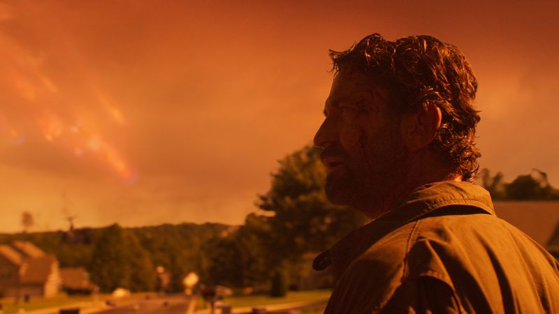 Während der Himmel in Flammen steht, blickt der Architekt John (Gerard Butler) einer ungewissen Zukunft entgegen.