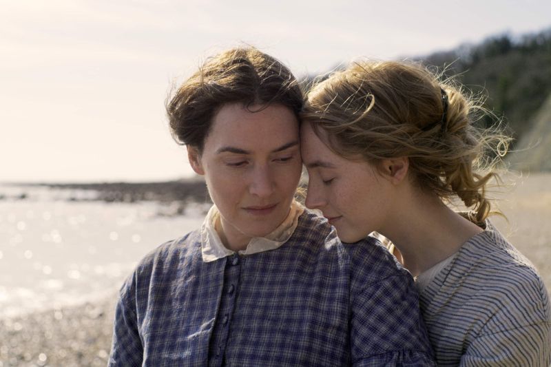 Kate Winslet (links) und Saoirse Ronan spielen in "Ammonite" zwei sehr unterschiedliche Frauen, die sich im England des 19. Jahrhunderts ineinander verlieben.