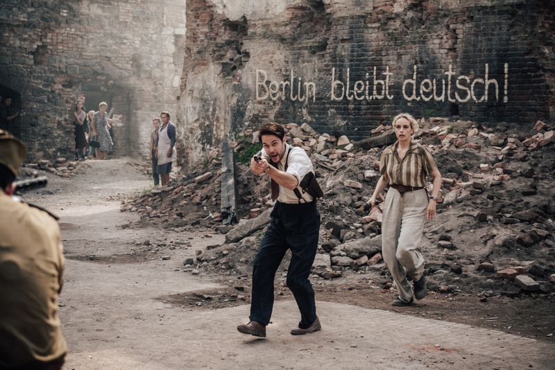 Der New Yorker Cop Max McLaughlin (Taylor Kitsch) kämpft an der Seite seiner Berliner Kollegin Elsie Garten (Nina Hoss) für Recht und Ordnung im zerstörten Berlin.