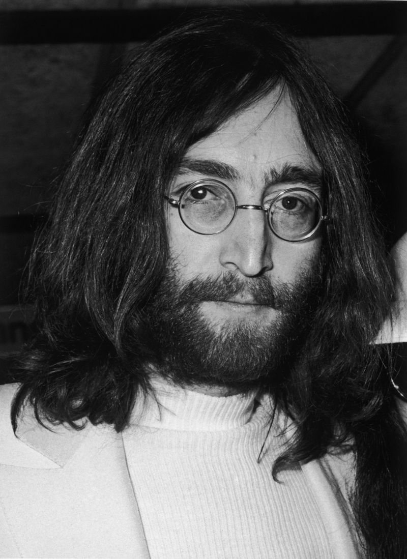 Er brach mit den Beatles zahlreiche Rekorde, als Solokünstler war John Lennon kommerziell weniger erfolgreich.