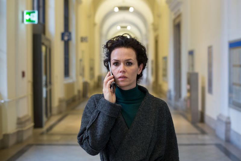 Die Wiener Staatsanwältin Fida Emam (Melika Foroutan)  nimmt es mit Bankern und Behörden auf. Ihre Tochter Aline ist daher in Gefahr.