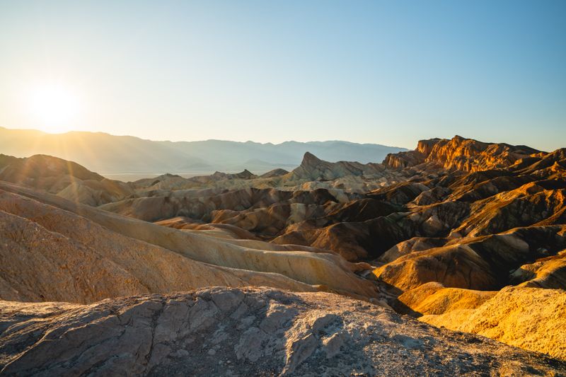 Im Sommer 2020 ereignete sich Historisches im kalifornischen Tal des Todes, dem Death Valley: Am 17. August wurde mit 54,4 Grad Celsius die höchste Temperatur seit über hundert Jahren gemessen. Ein Rekordwert? Mitnichten! Dieser stammt aus dem Jahr 1913 - unfassbare 56,6 Grad Celsius.