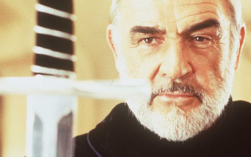 Sean Connery spielte Könige (wie hier in "Der 1. Ritter", 1995) und Ritter ("Camelot", 1984) - dem Mann musste man vorab wahrscheinlich nicht mehr viel erklären, als er im Jahr 2000 auch im echten Leben zum Ritter geschlagen wurde. Seither heißt es standesgemäß: "Sir Sean Connery". Welche Stars noch in den Ritterstand erhoben wurden, zeigt die Galerie.