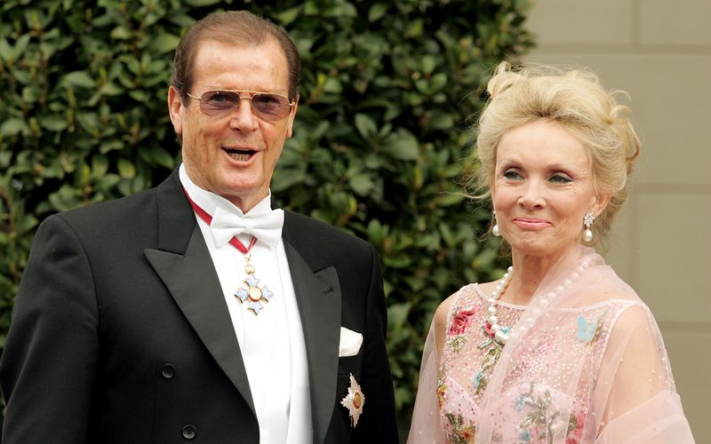 Roger Moore legte seltener den Harnisch an als Sean Connery, aber als James Bond war auch er viele Jahre lang im Dienste ihrer Majestät unterwegs. 2003 wurde der 2017 verstorbene Filmstar (hier mit Ehefrau Kristina Tholstrup) von Queen Elizabeth II. zum Ritter geschlagen. Im selben Jahr erhielt er für seine Arbeit als UNICEF-Botschafter übrigens auch noch das Bundesverdienstkreuz.