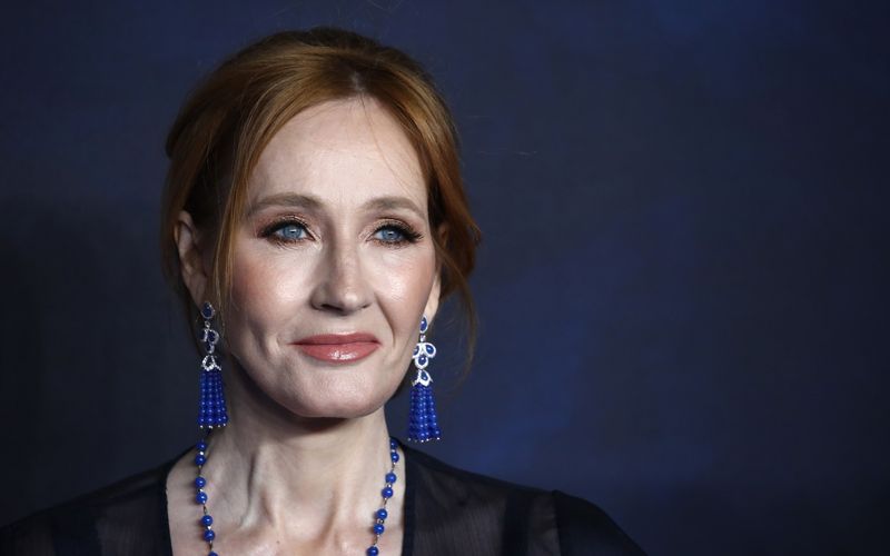 J.K Rowling hatte mit ihren Aussagen über Transmenschen im Sommer für einen Shitstorm gesorgt, der jetzt noch Nachwirkungen zeitigt.