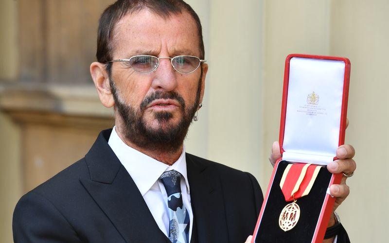 Besser spät als nie: Ringo Starr wurde 2018 zum Ritter geschlagen und damit mehr als 20 Jahre nach dem anderen noch lebenden Ex-Beatle. Sir Paul McCartney erhielt die Auszeichnung im März 1997. Wer hätte die Ehrung mehr verdient als diese zwei Herren, die nicht nur, aber vor allem mit den Beatles Musikgeschichte geschrieben haben. Und beide sind noch immer kreativ. Sir Ringo veröffentlicht nun mit "Long Long Road" sein neues Country-Album, Sir Pauls neue Platte erscheint Ende Mai.