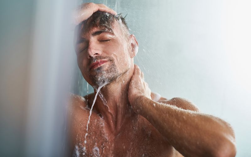 Manche Menschen duschen stets morgens, andere schwören darauf, abends zu duschen. Doch was ist eigentlich besser?