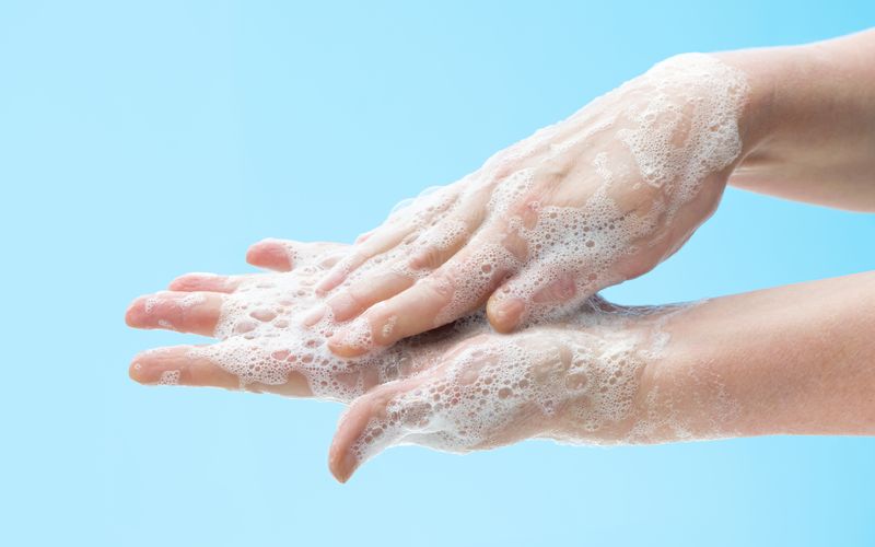 Am 5. Mai ist Welthändehygienetag. In Zeiten der Corona-Pandemie hat wohl jeder gelernt, wie wichtig Hygiene-Regeln sind. Trotzdem: Laut Bundeszentrale für gesundheitliche Aufklärung (BZgA) setzen nur 81,4 Prozent der Bevölkerung die Empfehlung, sich 20 Sekunden die Hände zu waschen, um - obwohl mit 91,8 Prozent dem Großteil die Bedeutung dieser Schutzmaßnahme bekannt ist. Welche Hygieneregeln zusätzlich zum Händewaschen essenziell sind, zeigen wir Ihnen in der Galerie ...