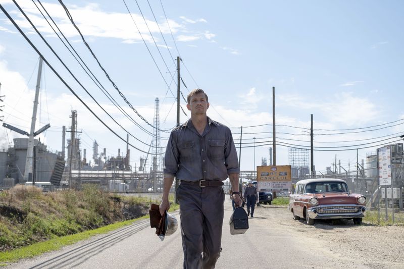 Thomas (Joel Kinnaman) macht sich auf den Weg zur Arbeit. 