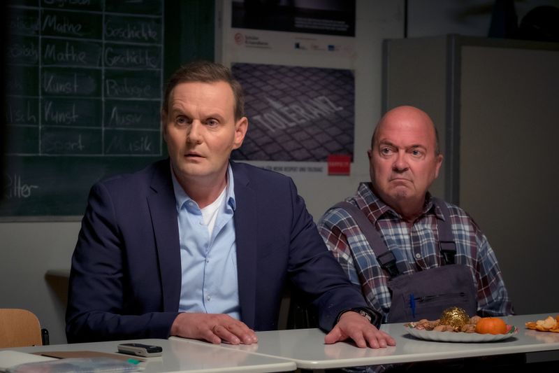 Devid Striesow (links) als Schuldirektor und Florian Martens als Hausmeister in der ZDF-Tragikomödie "Das Unwort" über rassistische Vorkommnisse an einem Berliner Gymnasium.
