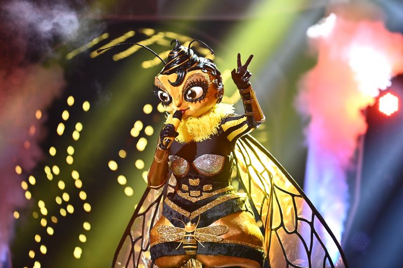 Als Bienenkönigin verkleidet sang Veronica Ferres in der ersten Folge der dritten Staffel "The Masked Singer" den Hit "Sweet Child Of Mine" von Guns n' Roses.