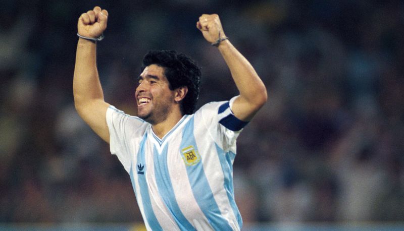 Er schoss das Tor des Jahrhunderts, wurde zum Fußballer des Jahrhunderts gewählt und wird von seinen Fans wie ein Heiliger verehrt: Die argentinische Legende Diego Maradona wird 60. Zum Jubeltag kann er auf große Erfolge zurückblicken - doch seine an Skandalen nicht arme Karriere war auch von Rückschlägen gezeichnet.
