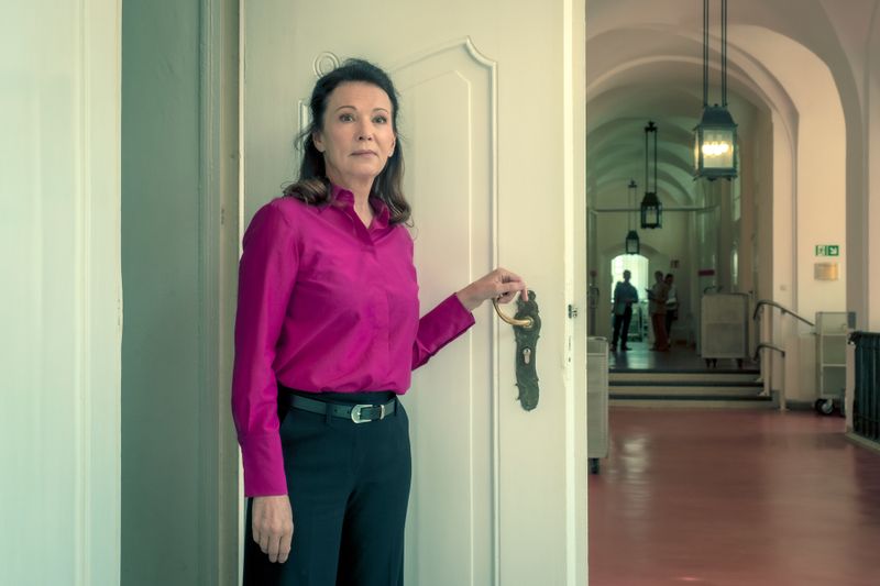 Kann Dr. Nüssen-Winkelmann (Iris Berben) von der Schulaufsichtsbehörde den verzwickten Fall um rassistische Vorkommnisse an einem Gymnasium in einem guten Sinne lösen?