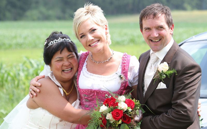 Nein, diese RTL-Kuppel-Reihe hat noch lange nicht "fik und fertig". Seit 2005 müht sich Inka Bause bei "Bauer sucht Frau", liebeshungrigen Landwirten aus dem Single-Dasein zu befreien. In der Bilderstrecke gibt es ein Wiedersehen mit den schrägsten, lustigsten, romantischsten und sympathischsten Gesichtern aus der Geschichte der Show ...