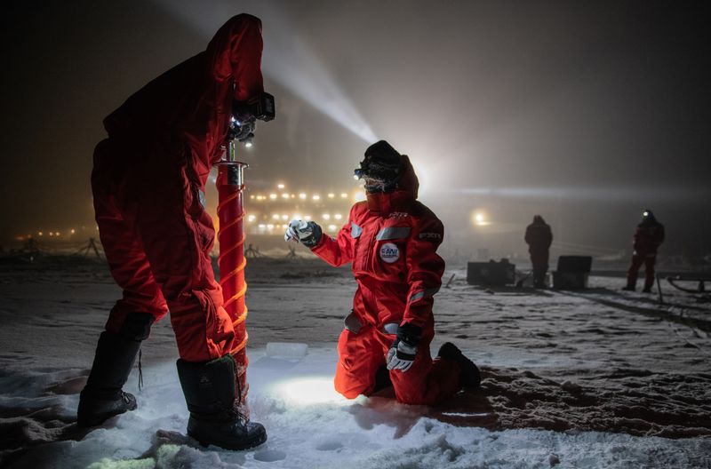 Faszinierende Doku über eine extreme Reise: Im September 2019 machte sich der deutsche Eisbrecher "Polarstern" auf den Weg und driftete eingefroren für ein Jahr durch die Eiswüste nahe des Nordpols. Die Forscher an Bord wollen den Klimawandel verstehen. 