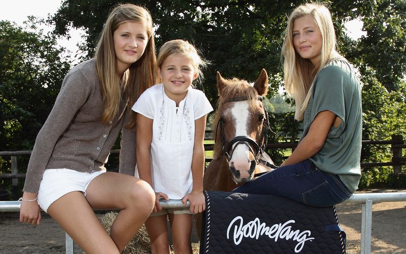 Ihre ersten kleineren Rollen hatten sie in Til Schweigers Kinohit "Keinohrhasen" (2007), fast zehn Jahre ist es her, dass seine Töchter (von links) Lilli, Emma und Luna Schweiger in "Die Pfotenbande" auf gemeinsame "tierische Abenteuer" gingen. Was die Schweiger-Sprösslinge heute machen, zeigt die Galerie. 