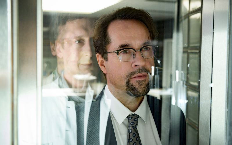 Falscher Arzt, echter Arzt: Im "Tatort: Limbus" aus Münster versucht ein Hochstapler (Hans Löw, links) das Leben von Rechtsmediziner Professor Boerne (Jan Josef Liefers) zu kapern.
