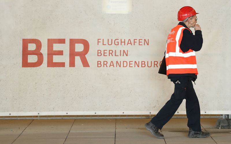 Am 31. August soll der Wahnsinn endlich ein Ende haben - und der Flughafen Berlin Brandenburg (BER) für den Passagierverkehr freigegeben werden. Spotify lässt die 14 Jahre seit Baubeginn mit einer spöttischen Playlist Revue passieren.