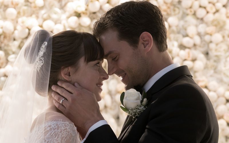 Tatsächlich der "Höhepunkt" einer Erfolgs-Trilogie? Die "Fifty Shades of Grey"-Saga geht mit "Befreite Lust" zu Ende. Wer hätte gedacht, dass Ana (Dakota Johnson) und Christian (Jamie Dornan) tatsächlich vor dem Traualtar landen?