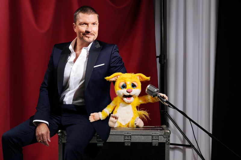 Maki-Puppe "Polly" soll Schauspieler Hardy Krüger Jr. das Singen lehren. 