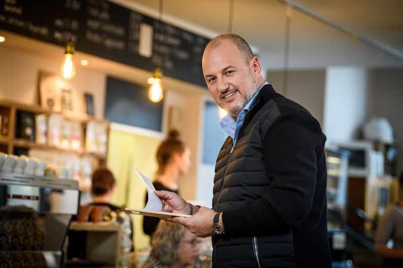 Frank Rosin ist mit seiner Ende 2020er-Staffel von "Rosins Restaurants" am 26.11. in "Nickis Imbiss" an der belgischen Grenze. Am 3.12. folgt das "Op de Limeke" in Verl, am 10.12. die "Pizzeria zur alten Post" in Bruchköbel und am 17.12 das "Grinders" in Berlin. 