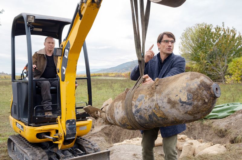 Die familienväter Bernd (Oliver Mommsen, rechts) und Viktor (Jevgenij Sitochin) kümmern sich um den Abtransport der gefundenen Bombe.