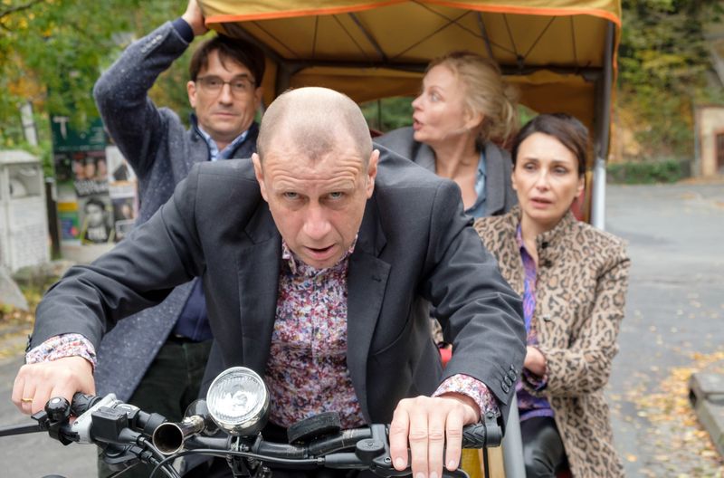 Viktor Galkin (Jevgenij Sitochin, vorne) will Bernd (Oliver Mommsen), Daniela (Susanna Simon, hinten) und seiner Frau Svetlana (Katerina Medvedeva) beweisen, wie schnell er auf Johannes' Fahrrad-Rikscha fahren kann.