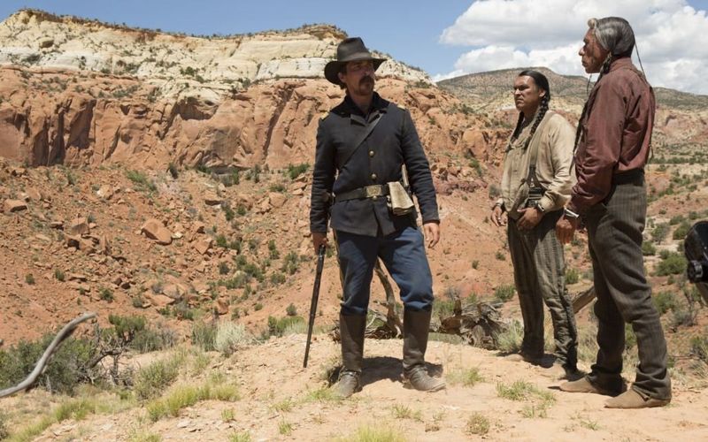 20. "Feinde - Hostiles" (2017, Regie: Scott Cooper). Christian Bale (links) soll als vom Krieg verbitterter Army-Veteran einen seit Jahren inhaftierten Cheyenne-Häuptling zum Sterben ins heilige Stammesgebiet geleiten. Einer der jüngsten Western, aber einer, der mit archaischer Ernsthaftigkeit in den Kulissen der Klassiker den Pfad der Aussöhnung sucht. Und findet.