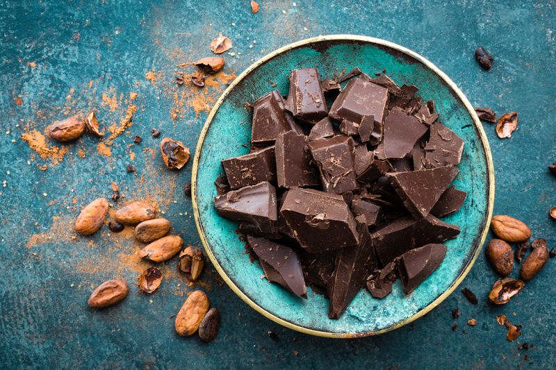 Diese Nachricht wird Naschkatzen freuen: Schokolade ist gesund. Vor allem dunkle Schokolade mit einem hohen Gehalt an Kakaomasse enthält viele Antioxidantien. Zudem gilt: je roher die Kakaobohne, desto reichhaltiger sind die Nährstoffe. Bei Vollmilchschokolade sieht das anders aus: Je heller die Schokolade, desto mehr Zucker enthält die Süßigkeit und desto ungesünder ist sie.