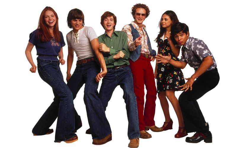 1998 bis 2006 war "Die wilden Siebziger" ein Serienhit im US-Fernsehen. Auch in Deutschland erlangte die Sitcom Kultstatus. Niemand ahnte damals, dass die (Haupt-)Darstellerinnen und -darsteller mehr als 25 Jahre nach dem Start der Serie noch (gut) im Geschäft sein würden.