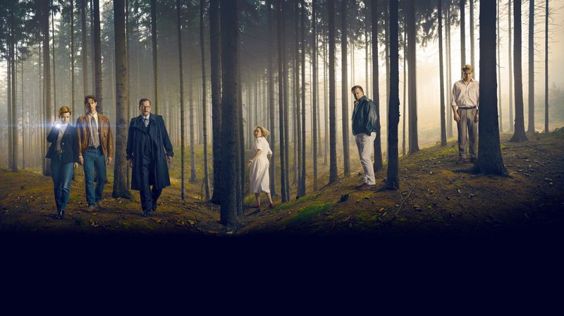 Der vor fünf Jahren sehr gut kritisierte Event-Dreiteiler "Das Geheimnis des Totenwaldes" nach einem wahren Fall lief erstmals 2020 im Ersten. Nun wiederholt 3sat das spannende Krimidrama mit Matthias Brandt an drei Freitagabenden.
