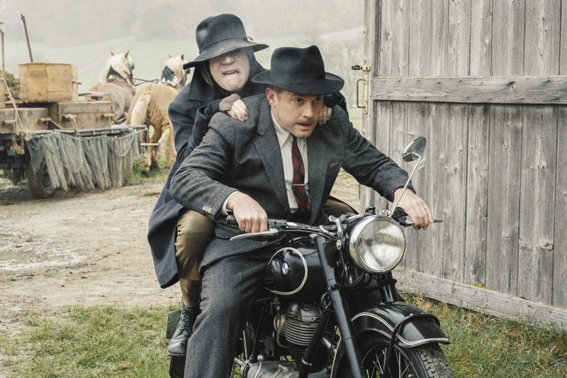 Ob der Frauenheld Max Gumberger (Sebastian Bezzel, vorne) dem Boandlkramer (Michael "Bully" Herbig) weiterhelfen kann?