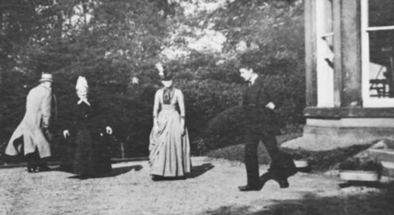 Vier Menschen in einem Park: Im Jahr 1888 drehte der Franzose Louis Le Prince diese als "Roundhay Garden Scene" bekannte Aufnahme, die als erster Film der Geschichte gilt. Nur zwei Sekunden des im englischen Leeds entstandenen Frühwerks des Films haben die Jahrzehnte überdauert.