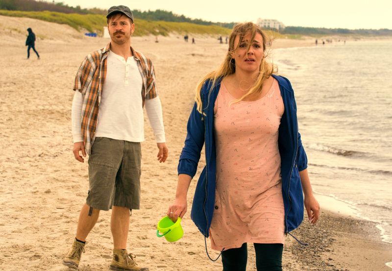 Torben (Marc Ben Puch) und Stefanie (Alwara Höfels) genießen ihren Familienurlaub am Strand - bis plötzlich ihre Tochter Michelle spurlos verschwindet.