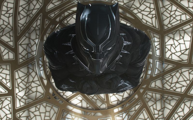 T'Challa besteigt nach dem Tod seines Vaters Wakandas Thron und wird zu Black Panther (Chadwick Boseman). 